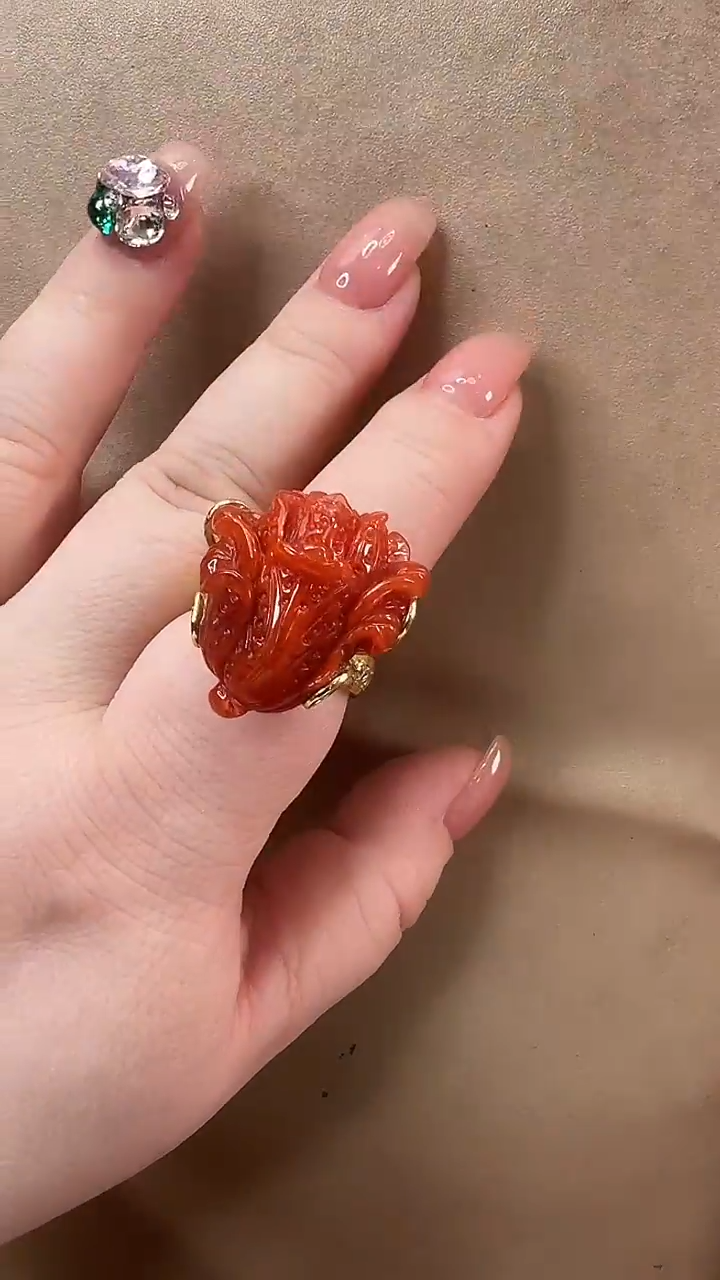 颈饰未镶嵌南红玛瑙戒指