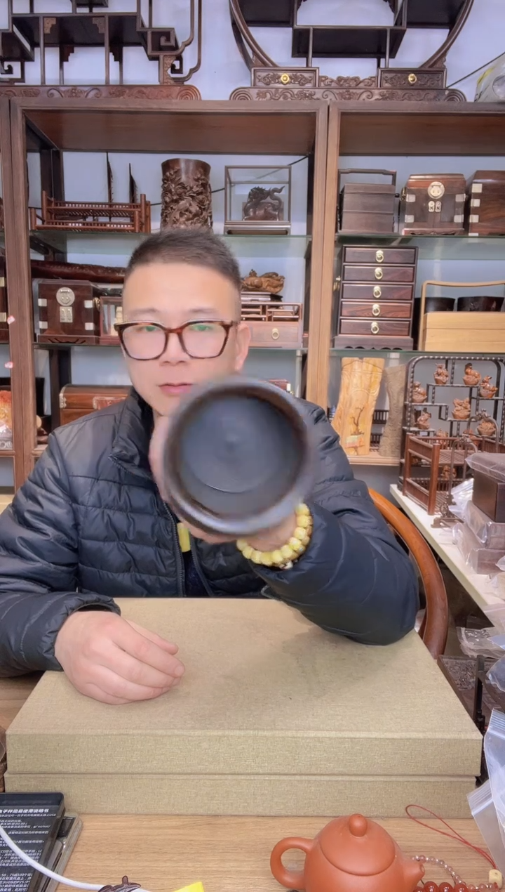 【闪购商品】乌木类书架214黑檀寿桃镂空雕刻笔筒  瑕疵