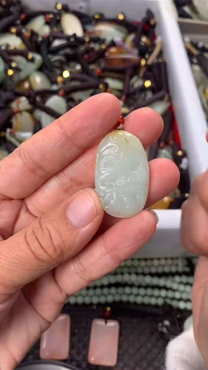 【闪购商品】和田玉颈饰未镶嵌多样性发货没有证书，拍一发一.有瑕