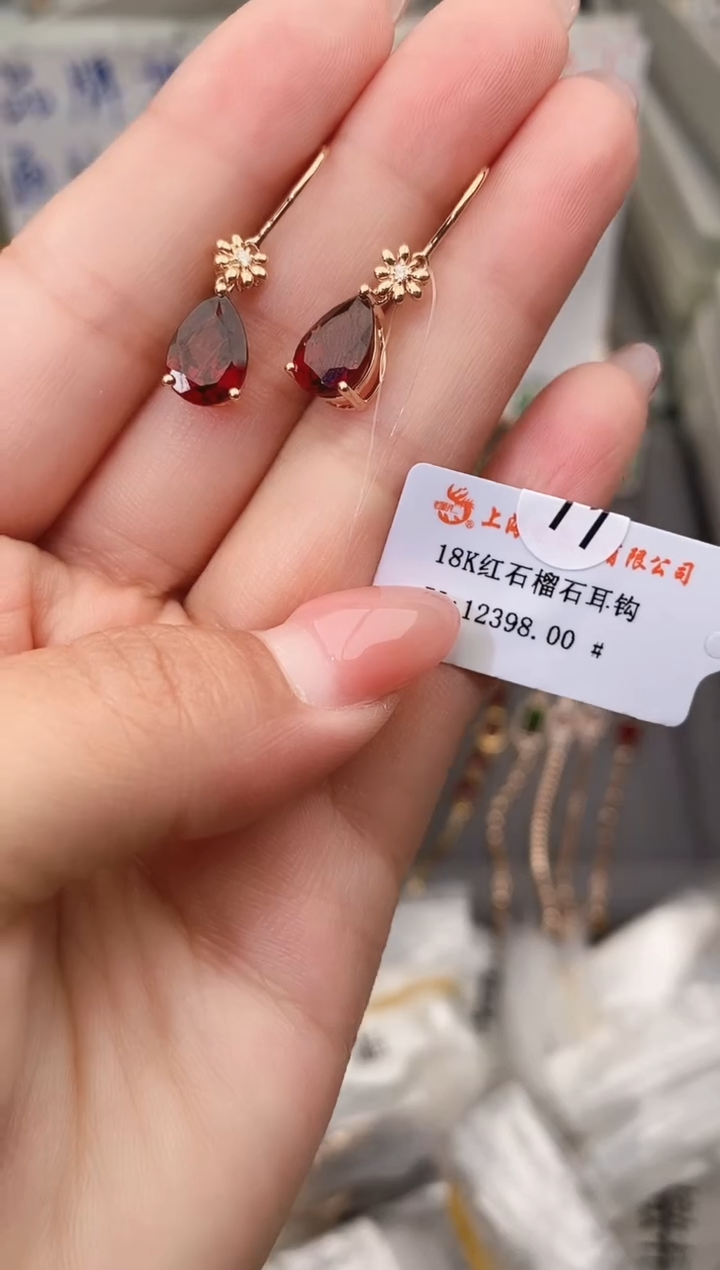18K金镶嵌耳饰石榴石--专柜--