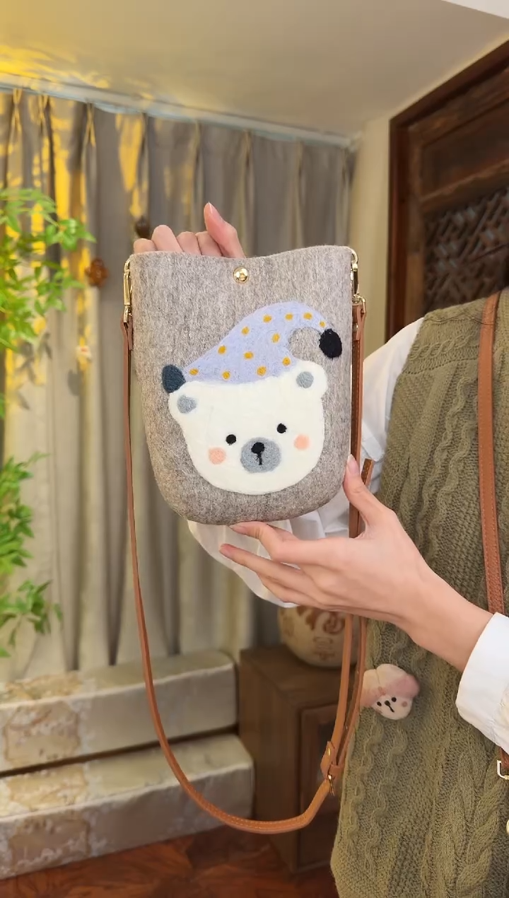 羊毛非遗羊毛毡包 手机包灰小熊