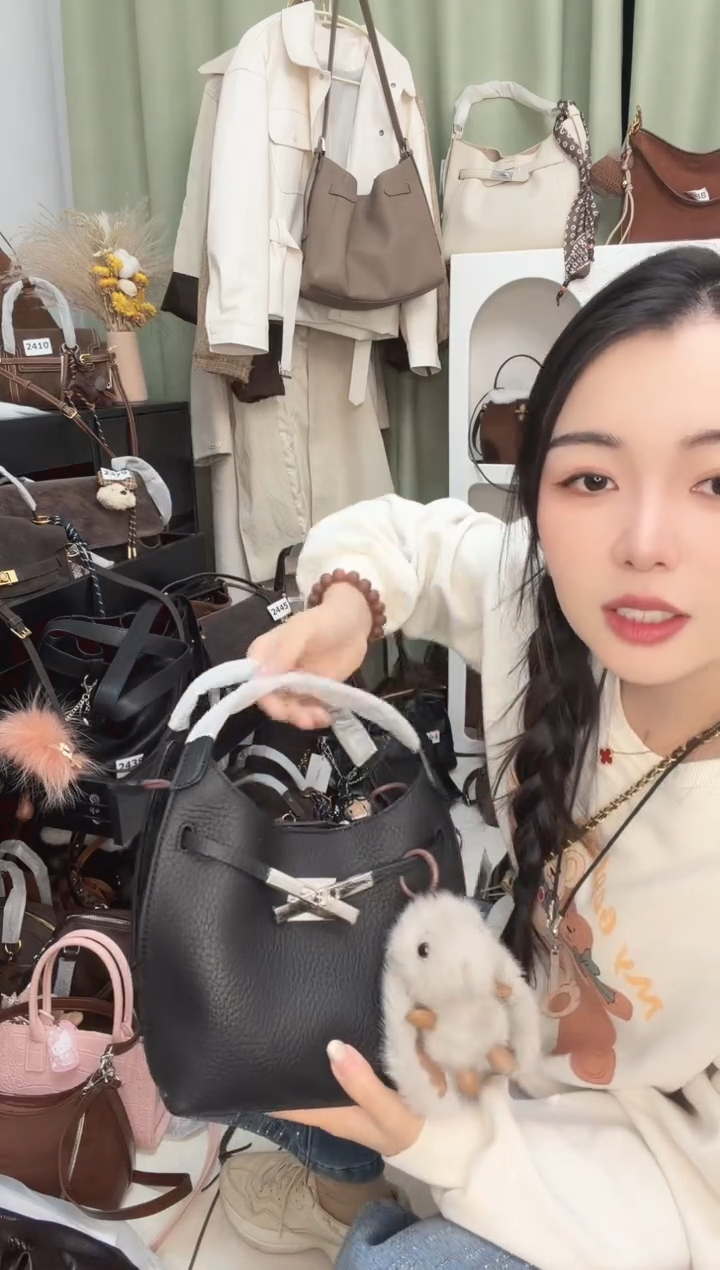 牛皮（革）小黑水桶    