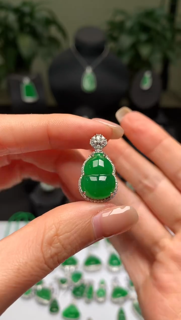 颈饰18K金镶嵌翡翠葫芦