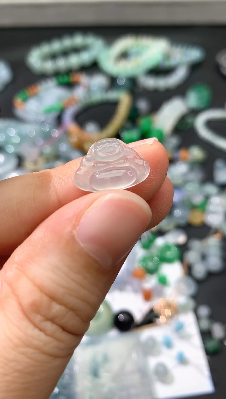 翡翠未镶嵌颈饰佛公