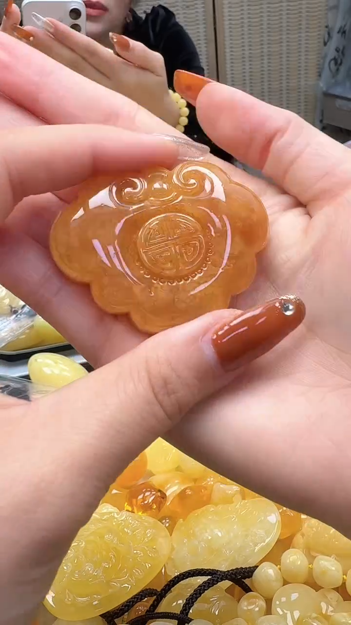 裸石琥珀未镶嵌如图