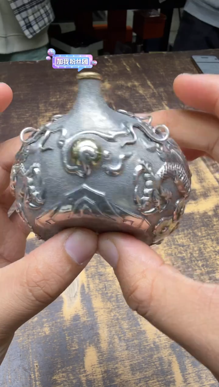 S****5呆坐高浮雕錾刻嵌金双龙戏珠圆融壶