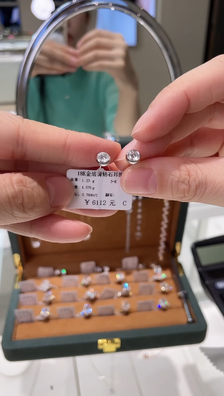 【闪购商品】实验室培育钻石耳饰18K金镶嵌耳钉