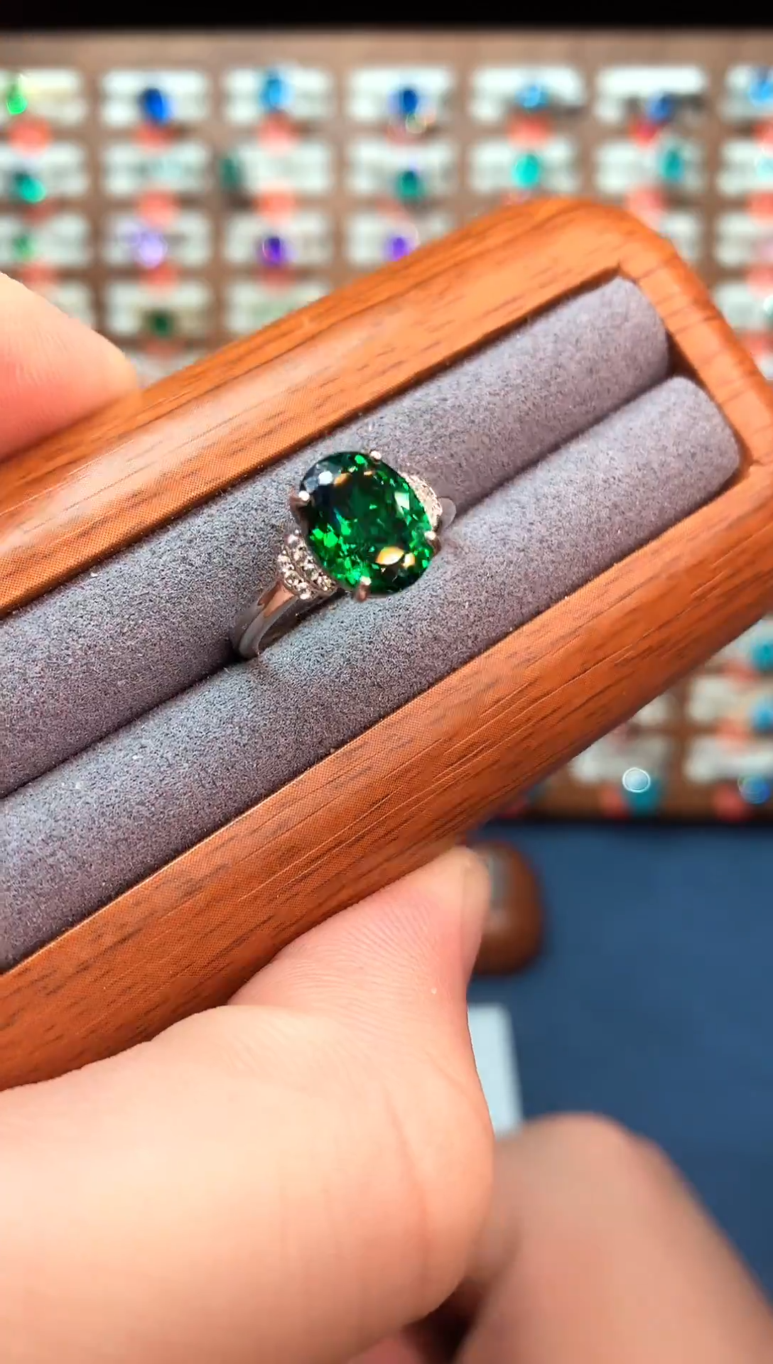 银S925镶嵌戒指石榴石（沙弗莱）........