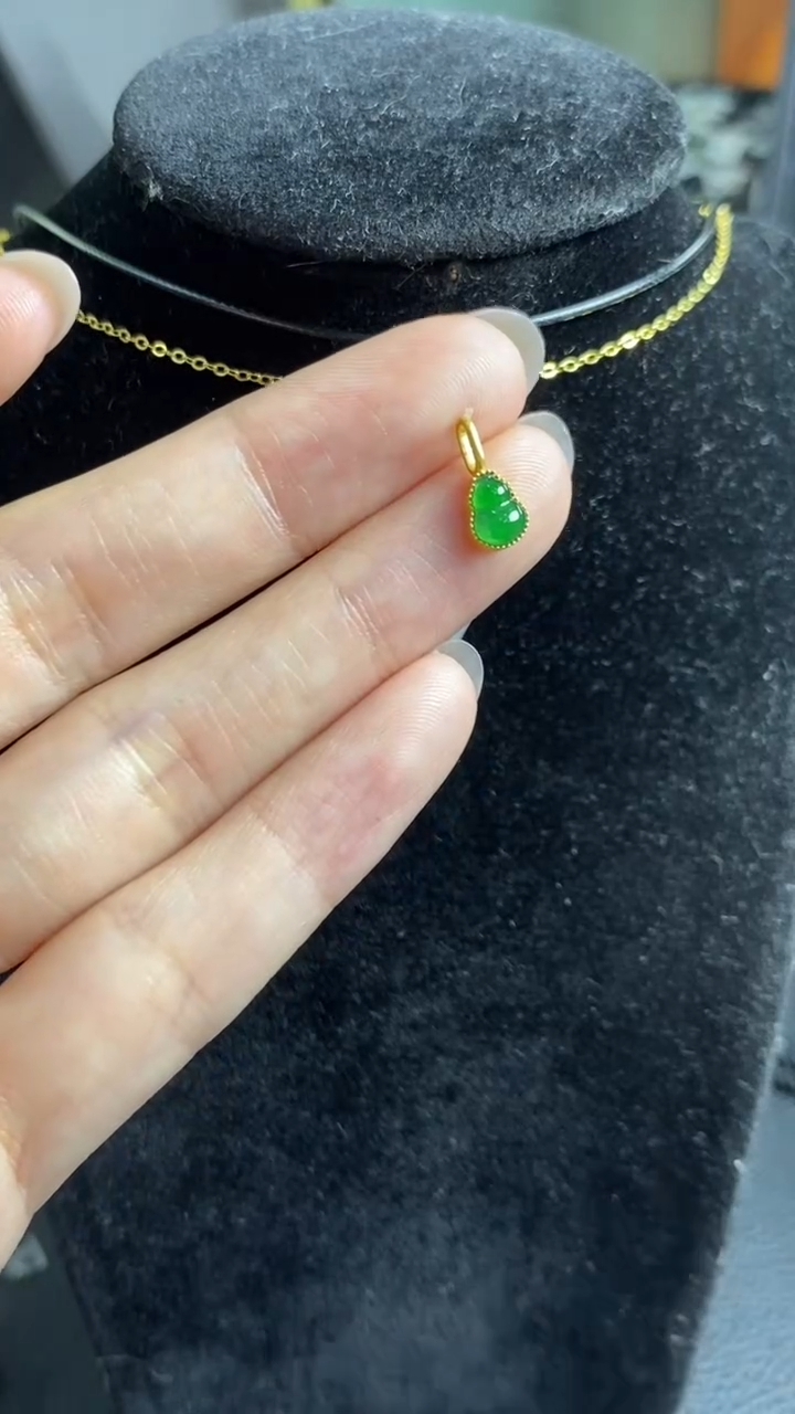 翡翠18K金镶嵌颈饰吊坠