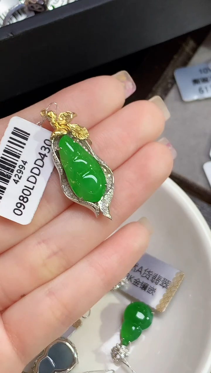 吊坠(不含链)18K金镶嵌翡翠科****e多样性发其一