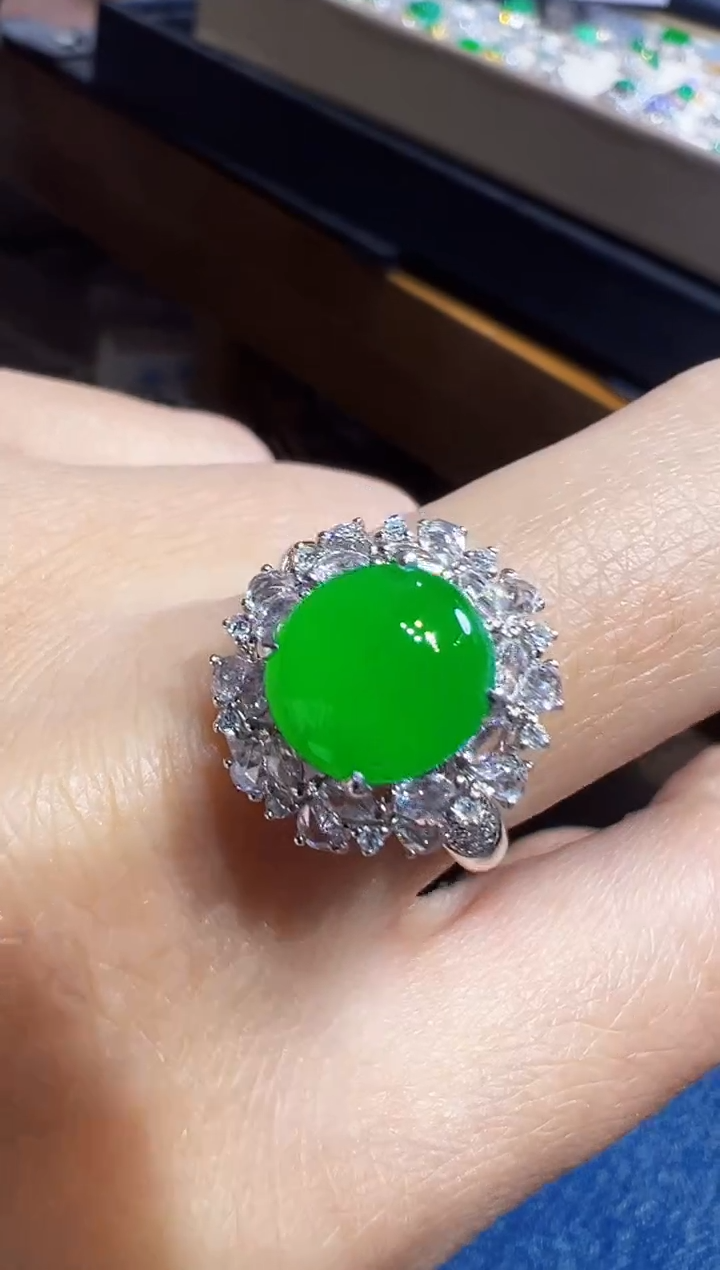 18K金镶嵌戒指翡翠蛋面