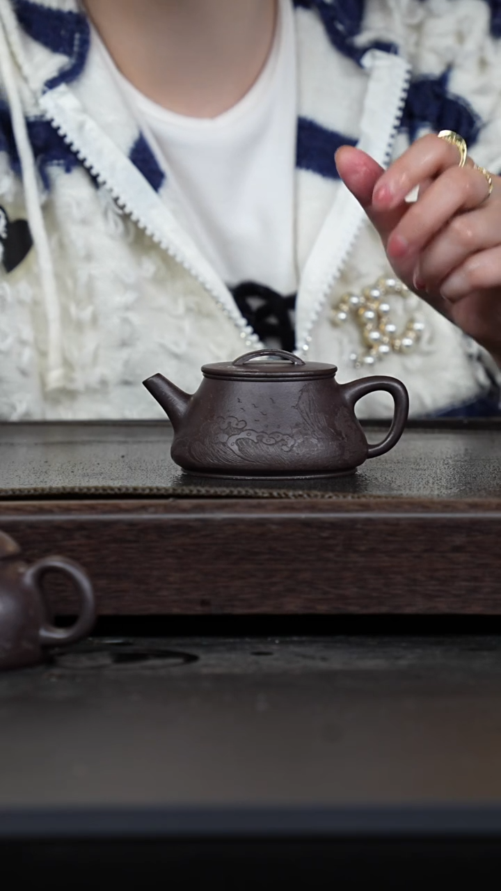 【闪购商品】紫砂茶壶黑墩头刻绘瓦瓢