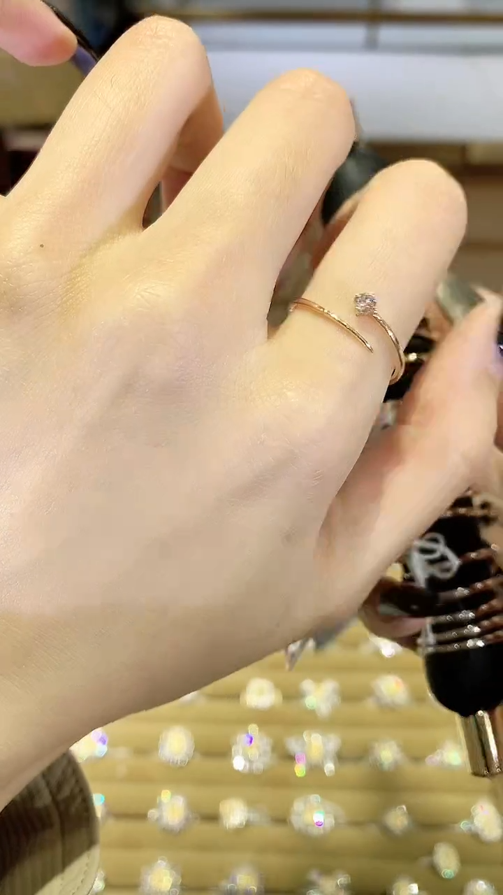 【闪购商品】钻石戒指18K金镶嵌钻石戒指