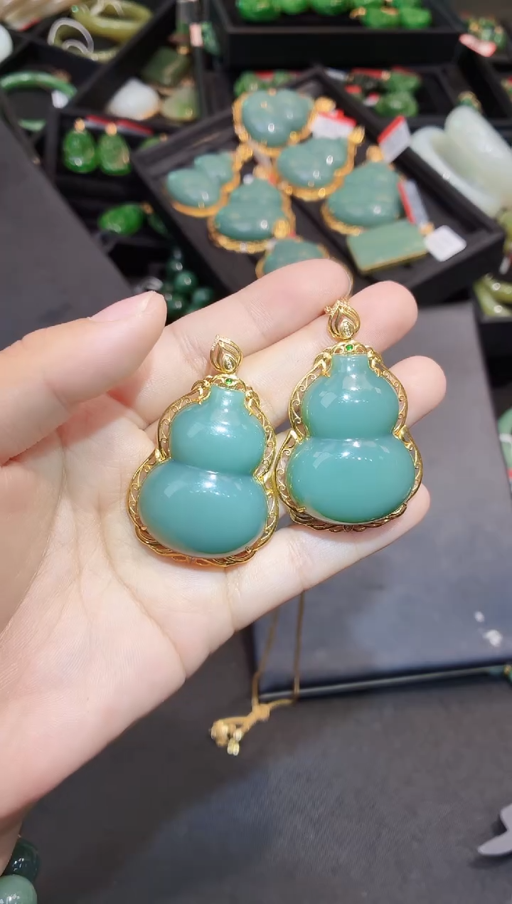 吊坠(赠链)18K金镶嵌和田玉40MM多样性发一