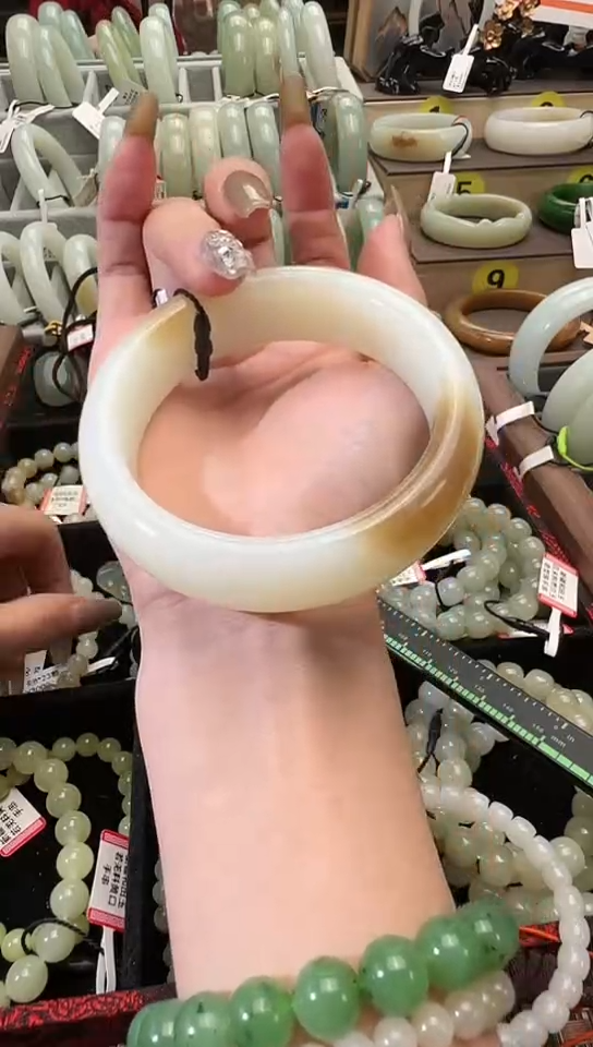 【闪购商品】和田玉手镯未镶嵌且末料金山糖白手镯56+