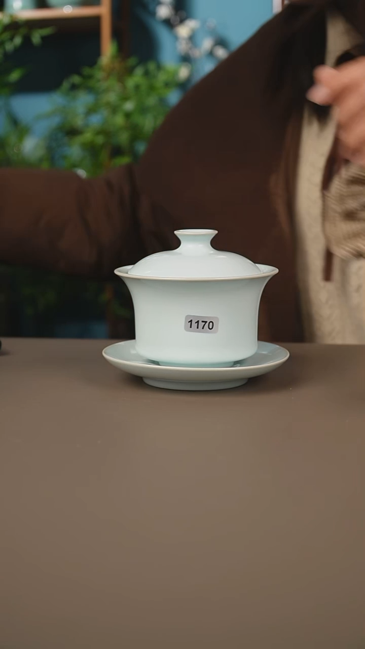 奎奎月白马蹄盖碗     