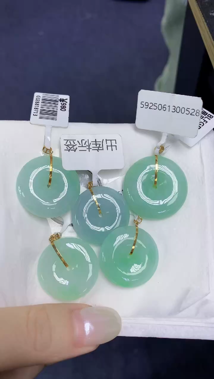 翡翠18K金镶嵌颈饰天然缅甸翡翠A货多样性发其一