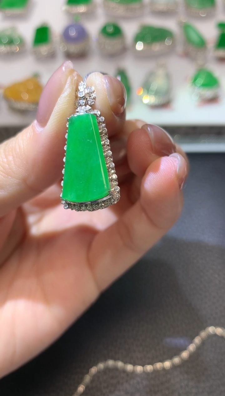 【闪购商品】翡翠吊坠(不含链)18K金镶嵌A114