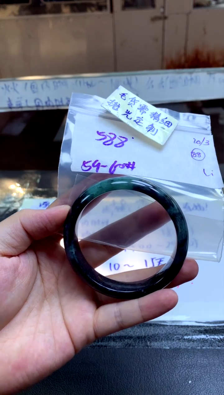 定制翡翠未镶嵌手镯毛货需精细抛光+多人