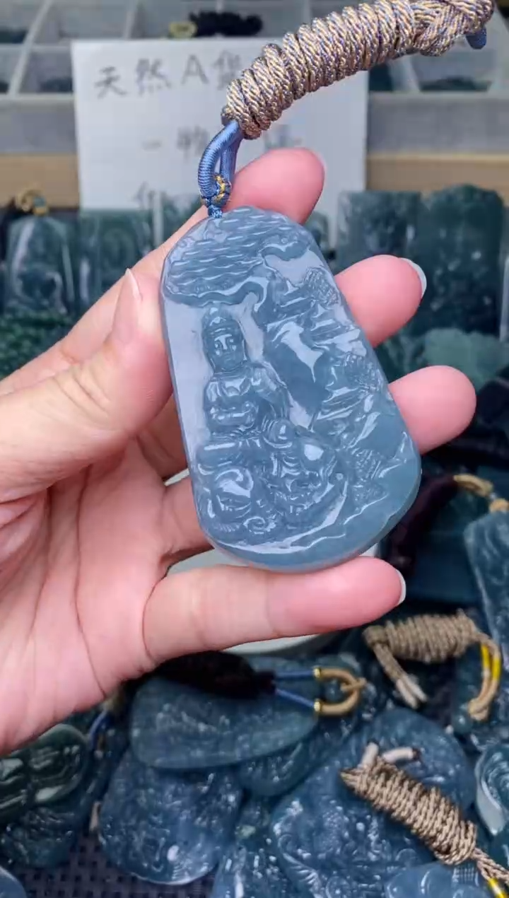 翡翠未镶嵌颈饰          