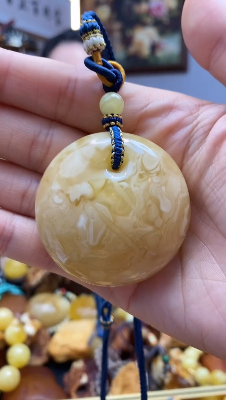 未镶嵌颈饰琥珀吊坠