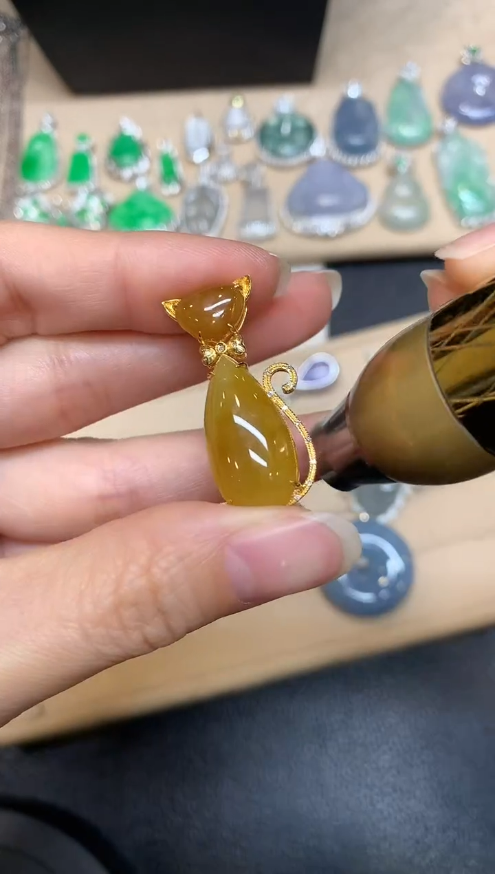 【闪购商品】翡翠颈饰18K金镶嵌水滴【无服务费