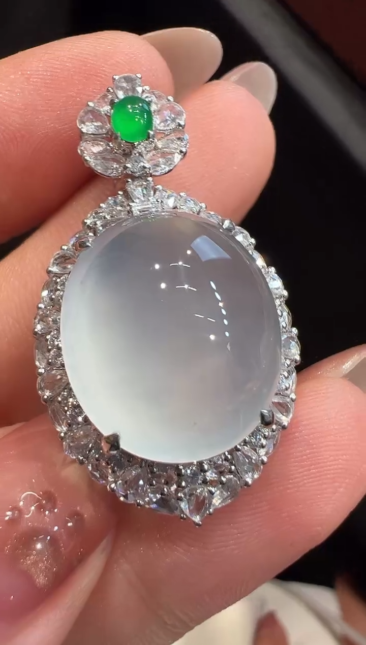 颈饰18K金镶嵌翡翠吊坠