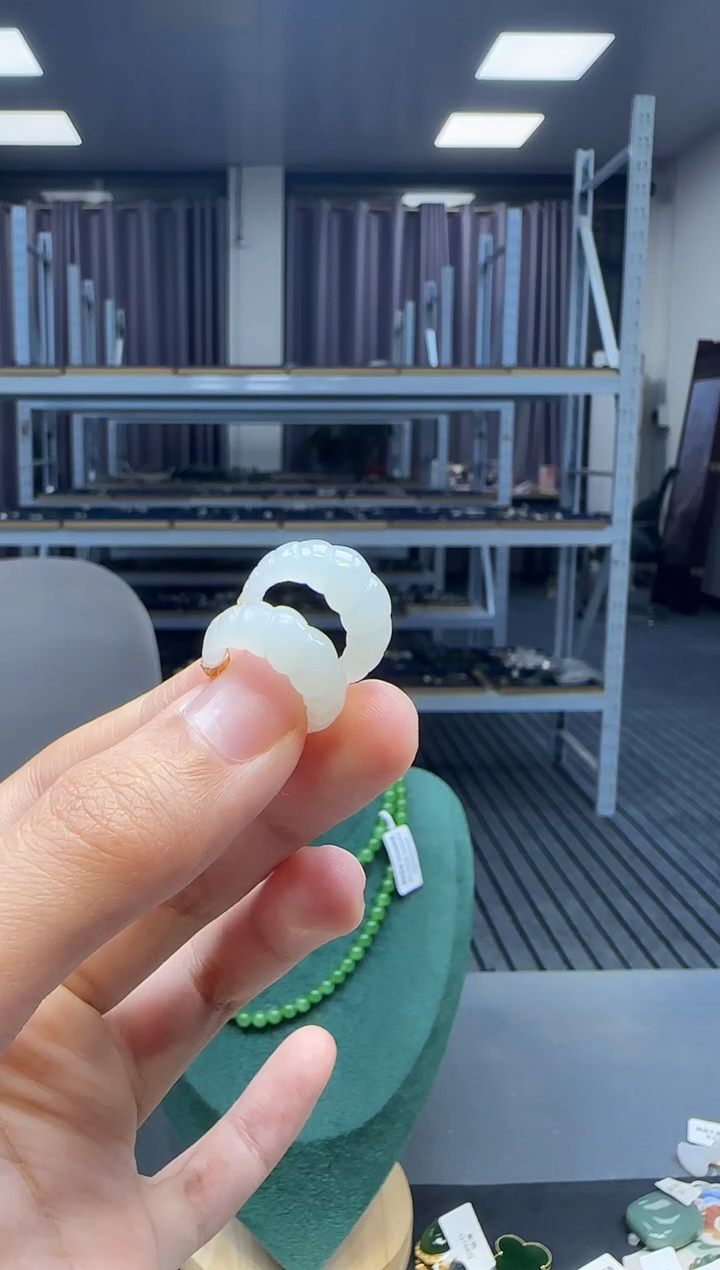 18K金镶嵌和田玉耳饰1