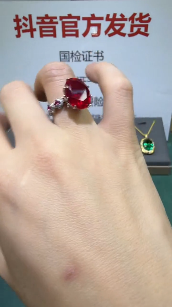 18K金镶嵌戒指红宝石1