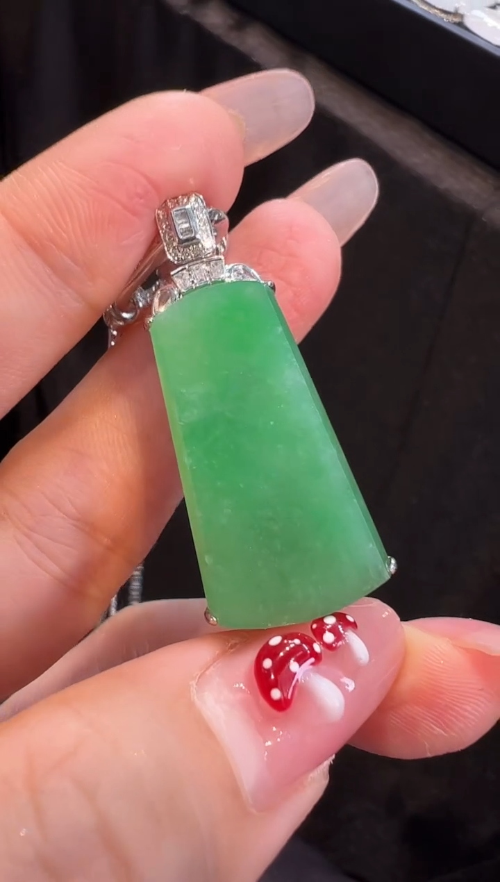 【闪购商品】翡翠颈饰18K金镶嵌吊坠