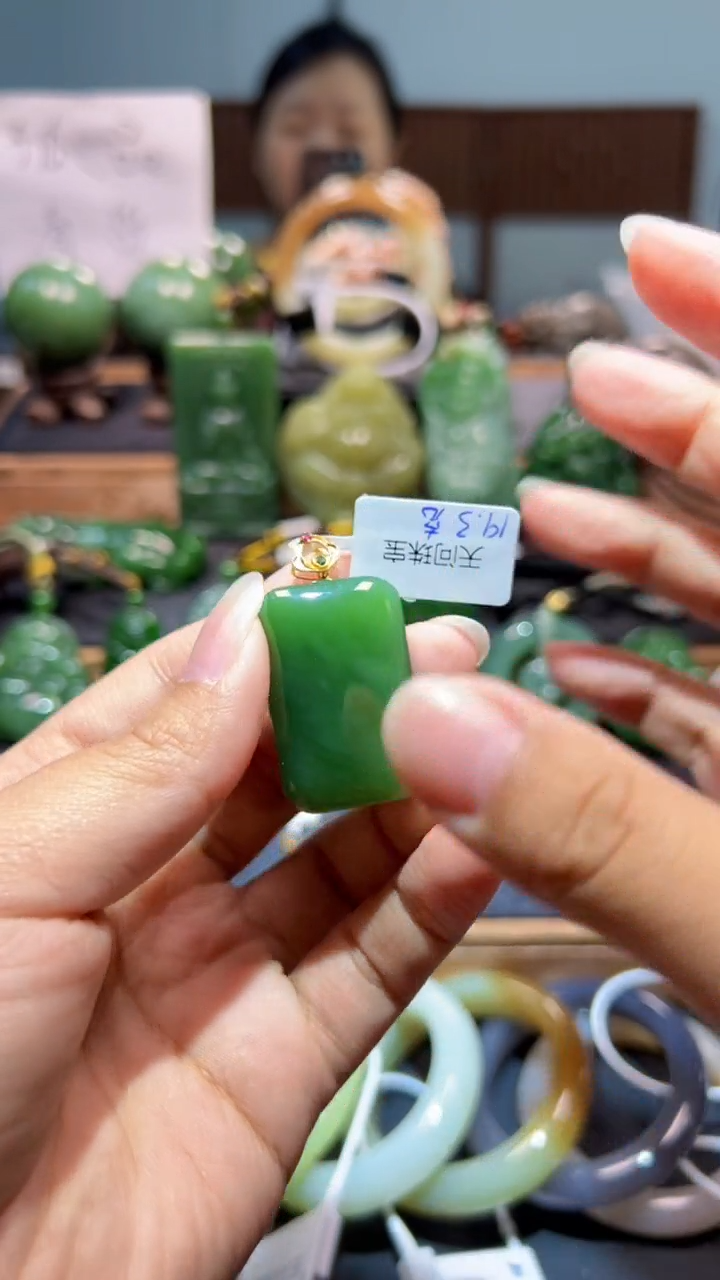 颈饰18K金镶嵌和田玉（碧玉）1