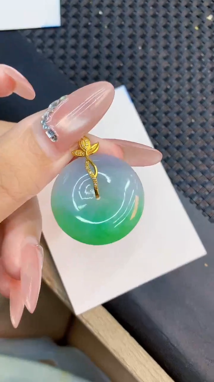 翡翠18K金镶嵌吊坠(不含链)张**?1