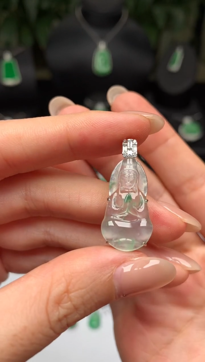 颈饰18K金镶嵌翡翠观音