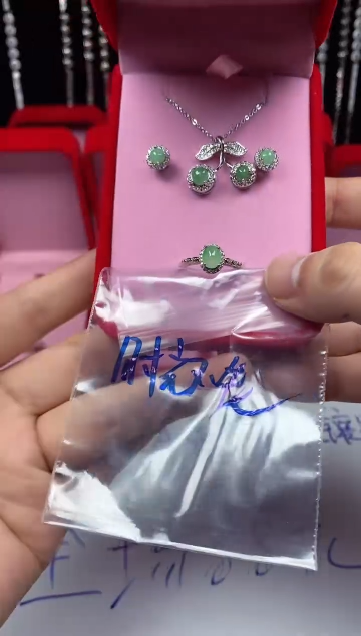 未镶嵌戒指翡翠?****?翡翠吊坠
