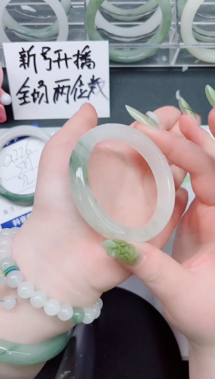 【闪购商品】石英质玉手镯合金a227