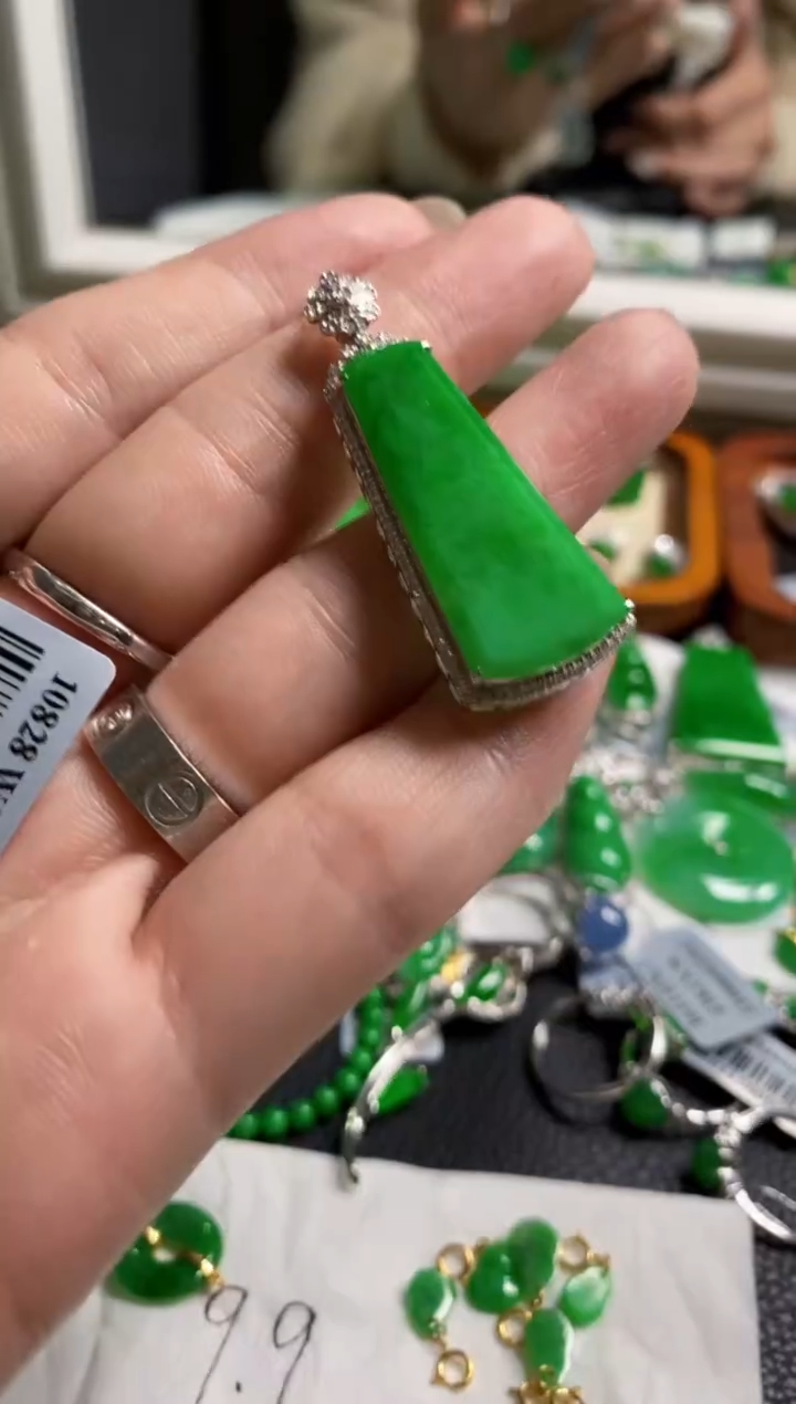 【闪购商品】定制翡翠18K金镶嵌吊坠