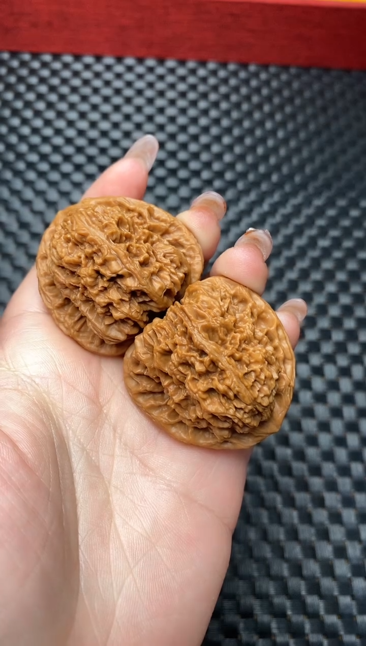 把件文玩核桃微修打底红皮三角南疆石42尺（46.4克）