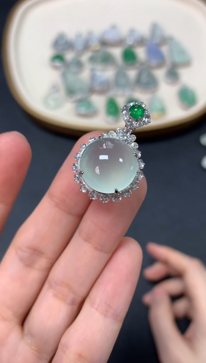 【闪购商品】翡翠吊坠(不含链)18K金镶嵌23800