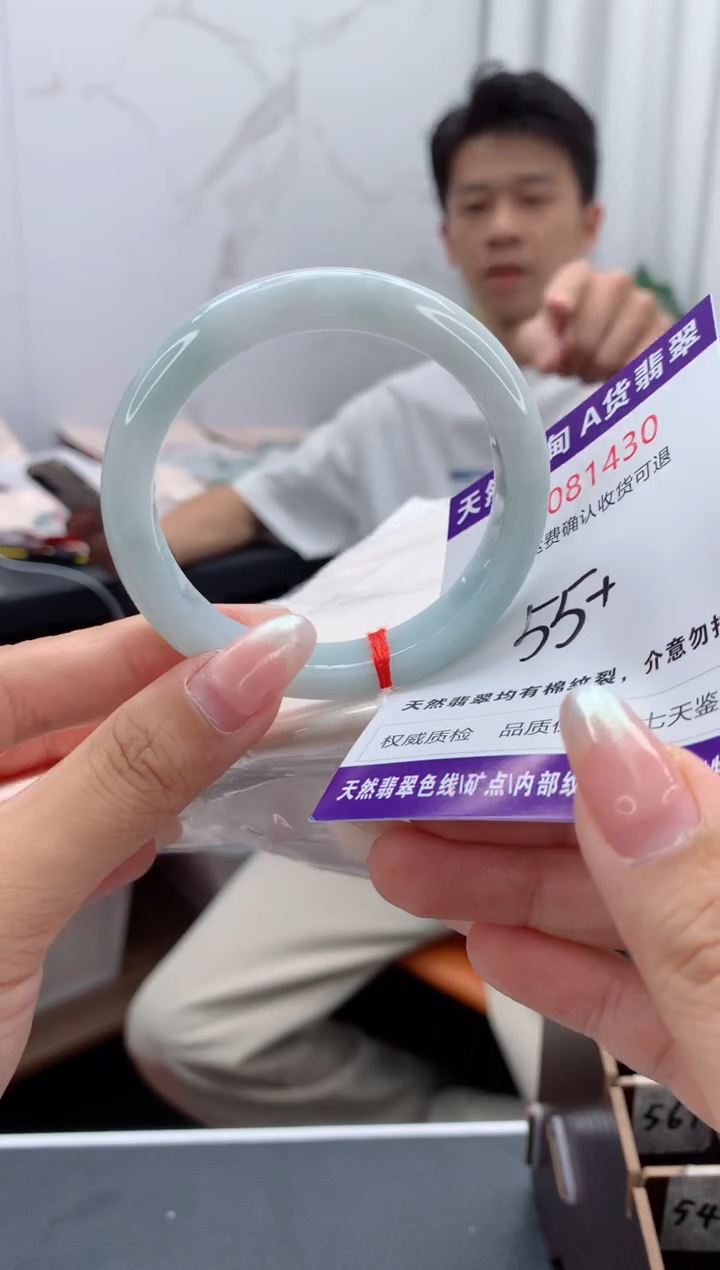 未镶嵌手镯翡翠有纹，完美者勿拍