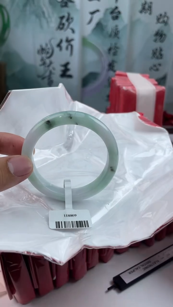 【闪购商品】翡翠手镯未镶嵌1翡翠手镯（微瑕）
