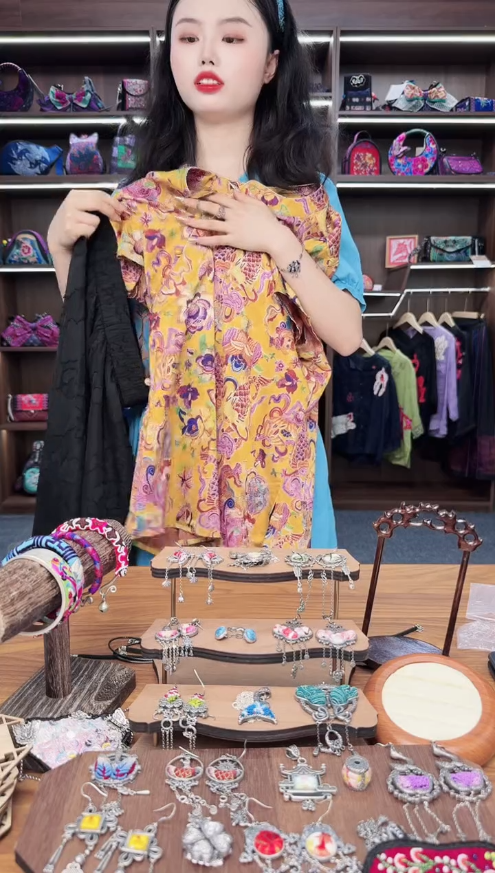 织绣78蒙阿苏苗绣传承店