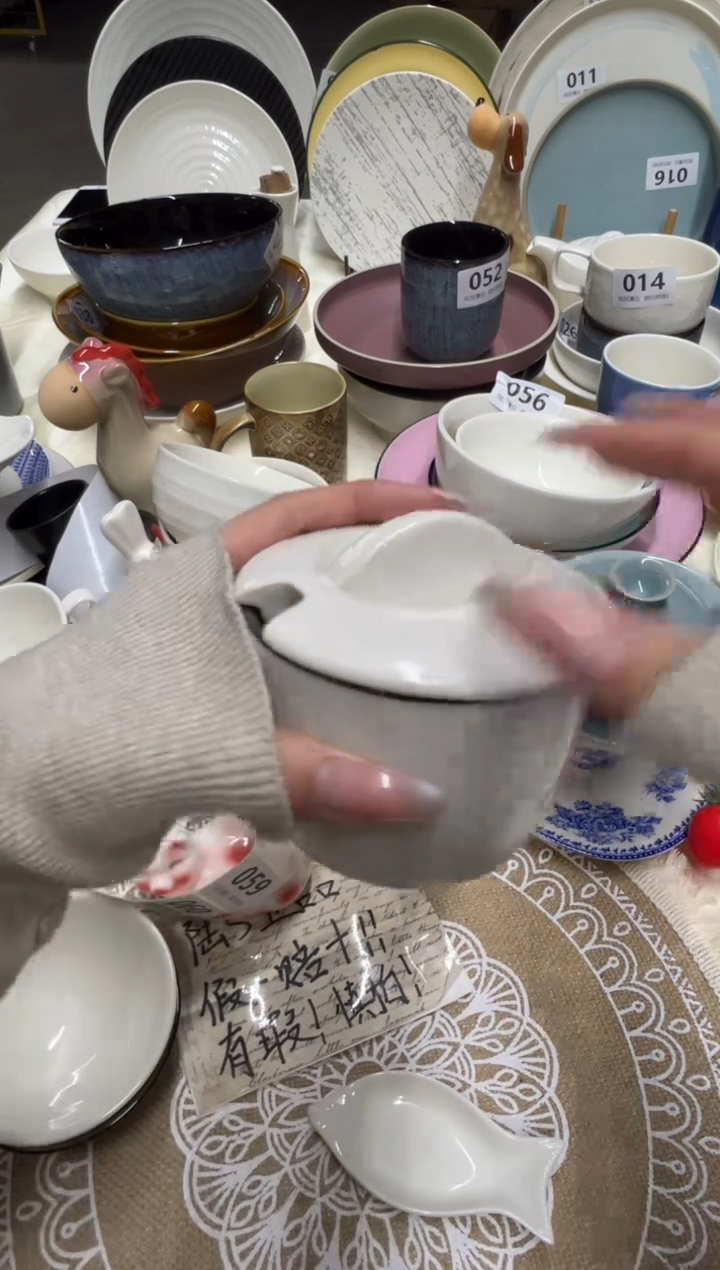 新骨瓷065瑕疵 烟灰白 带盖 小罐