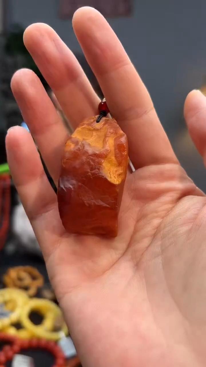未镶嵌颈饰琥珀吊坠