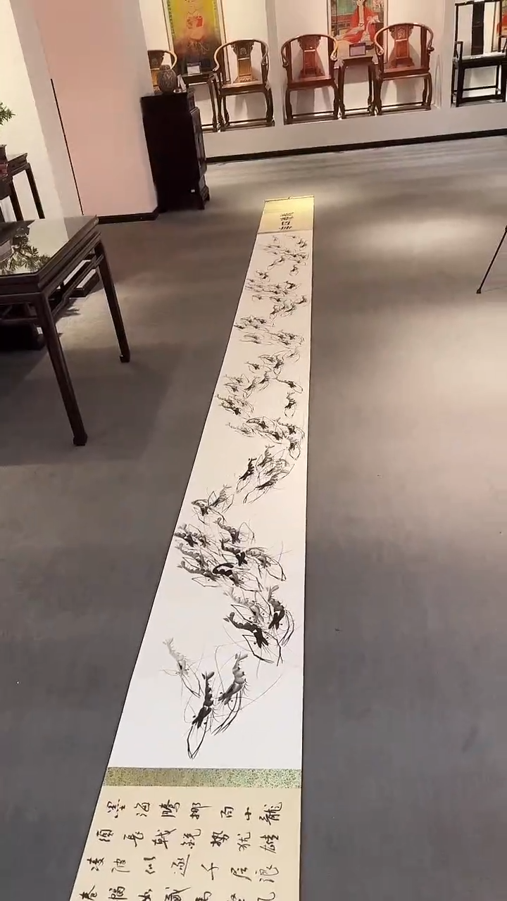书法用****8易志平 国画 墨虾长卷+馆徽 带锦盒发货