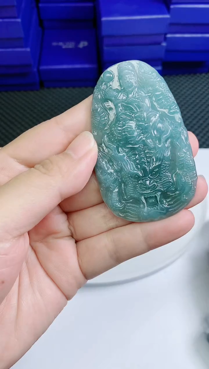 翡翠未镶嵌颈饰          