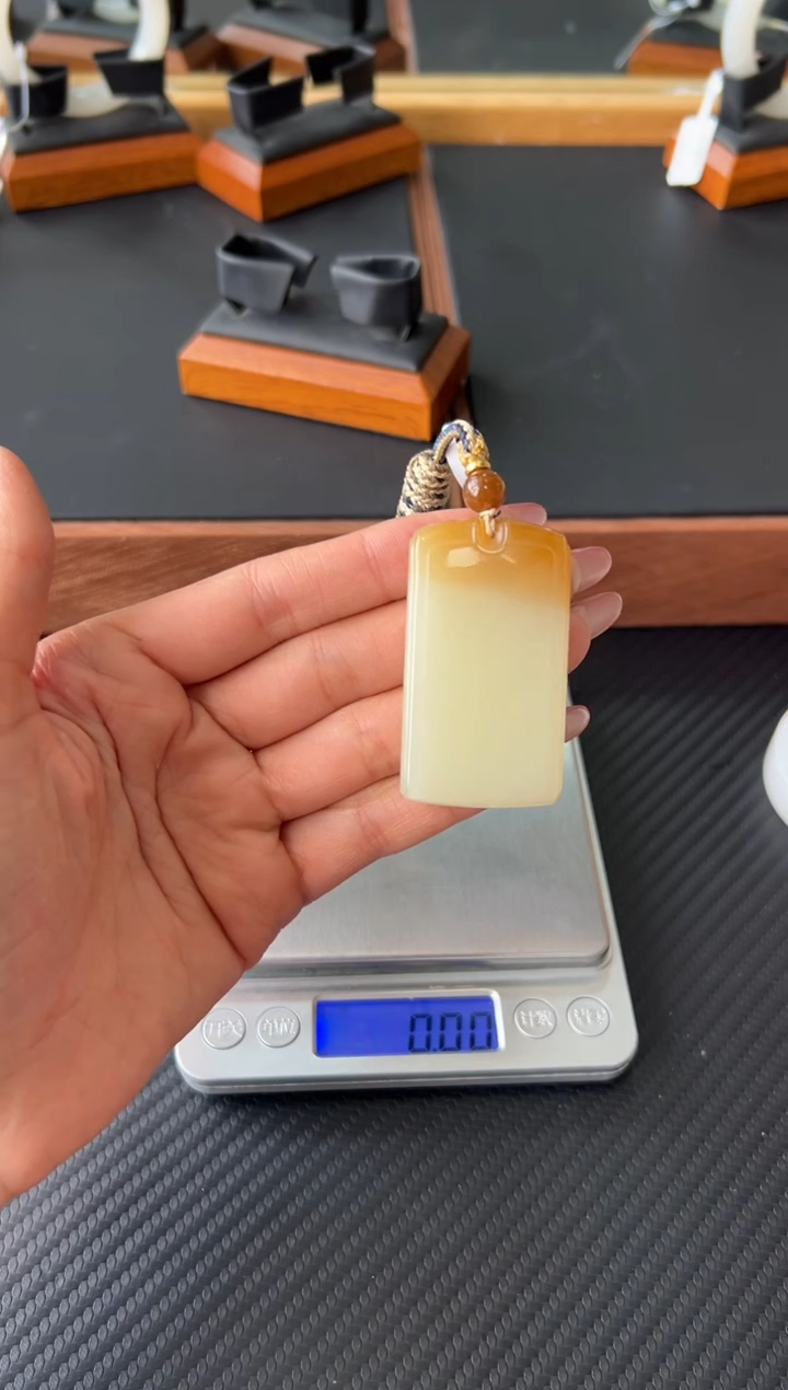 和田玉未镶嵌吊坠(赠链)且末微色差金山