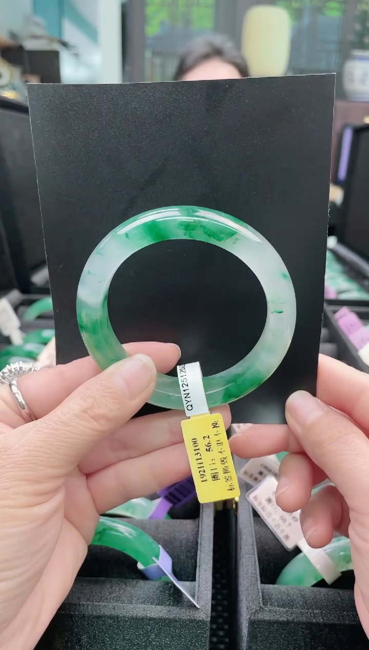 未镶嵌手镯石英质玉（非洲翠）手镯