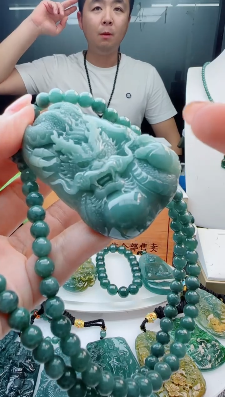 翡翠未镶嵌颈饰多样性发货其中一件