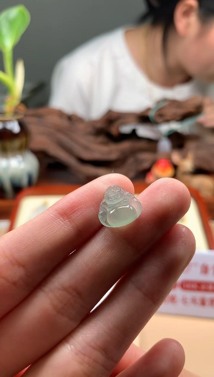 翡翠未镶嵌颈饰佛公