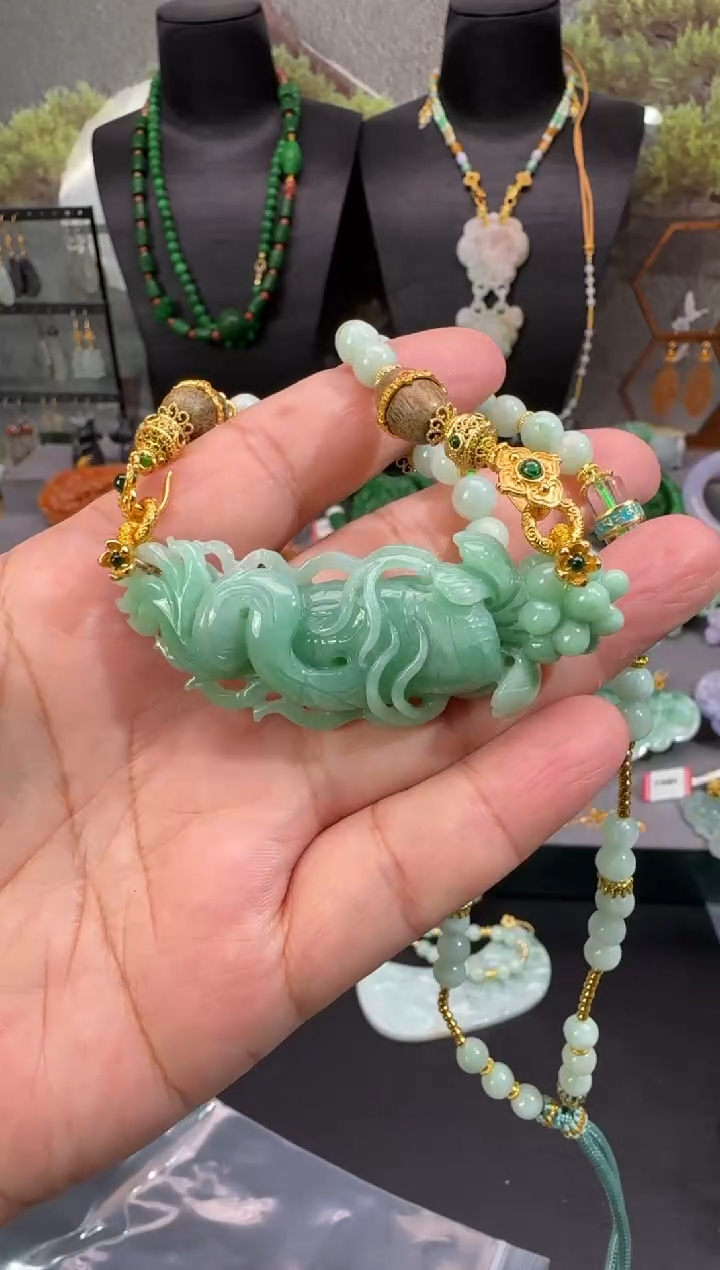 【闪购商品】翡翠颈饰未镶嵌牌子